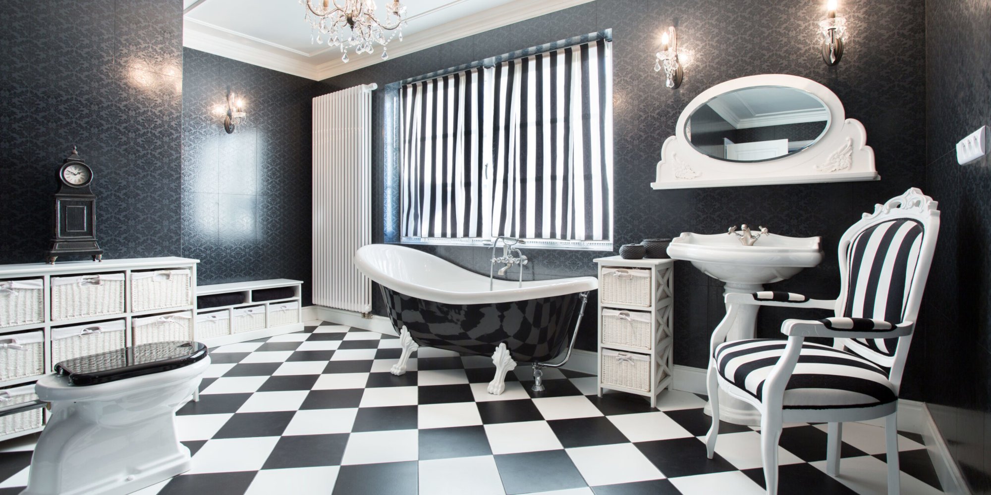 Comment le noir et blanc transforme votre salle de bain en un lieu élégant et audacieux