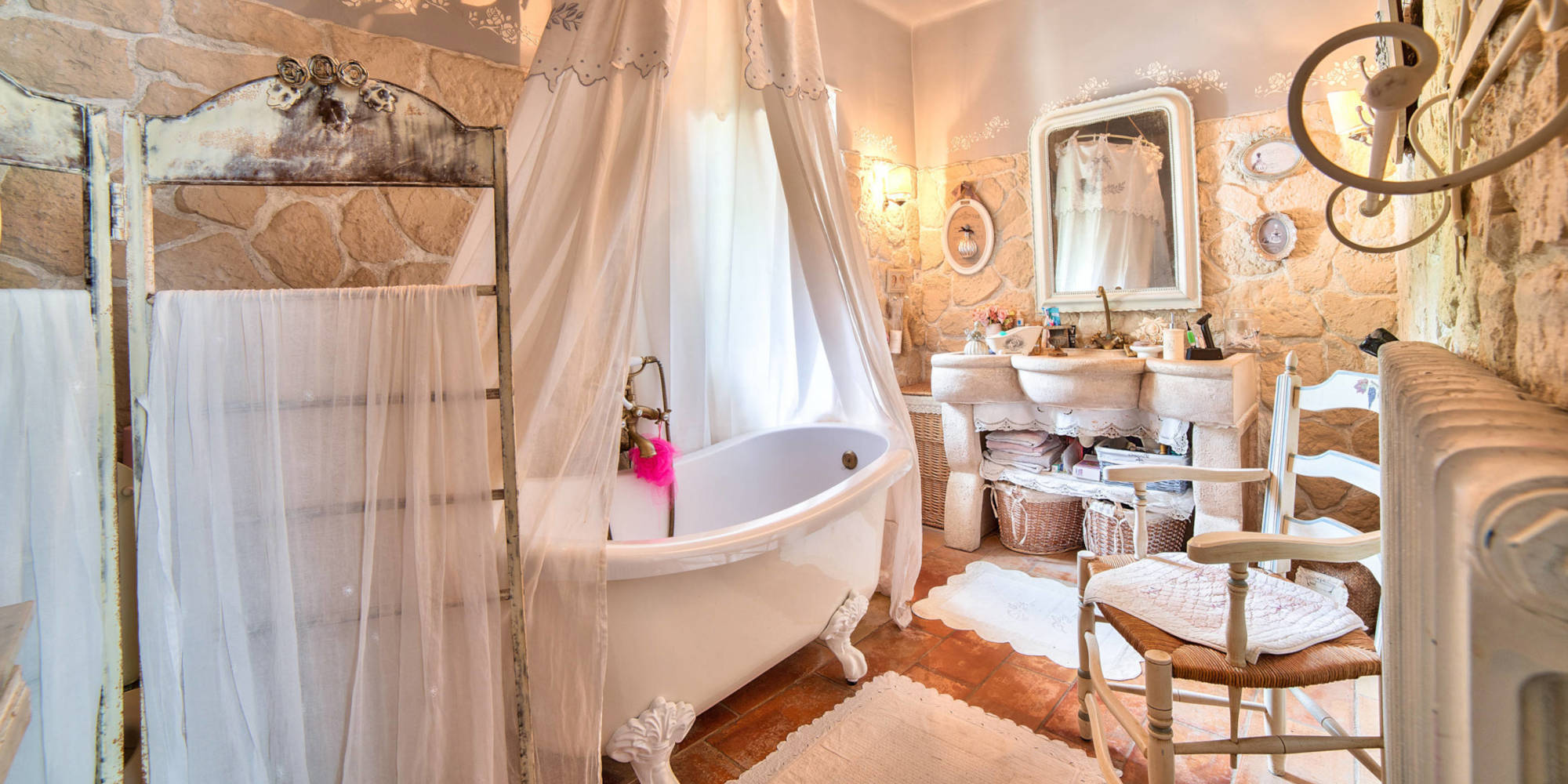 Comment créer une salle de bain romantique avec une décoration vintage ?