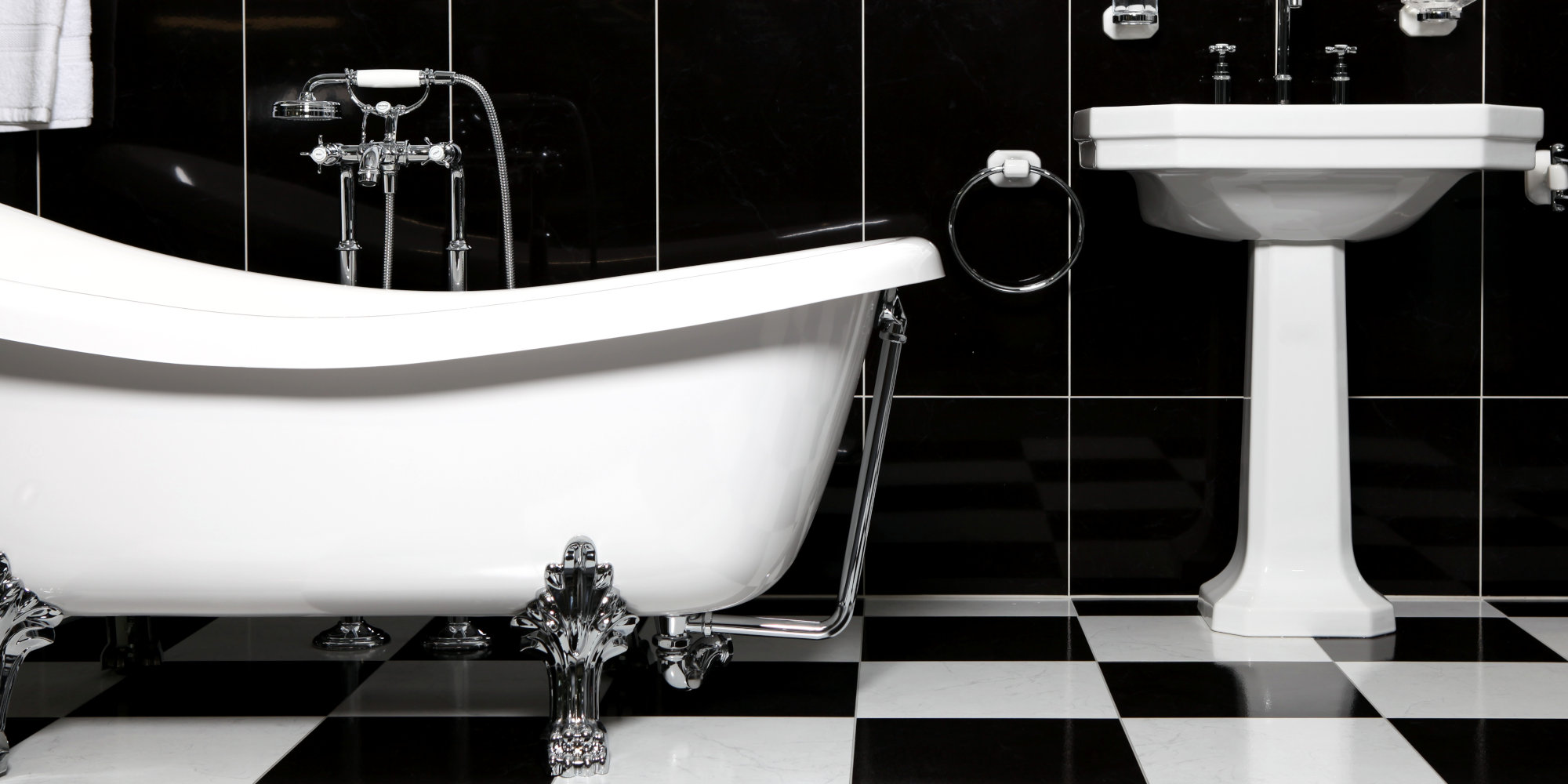Comment le noir et blanc transforme votre salle de bain en un lieu élégant et audacieux